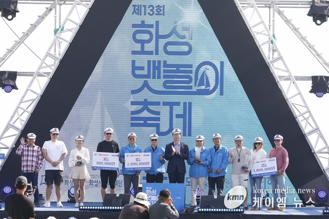 정명근 화성시장이 폐막식에서 수상자들과 기념촬영하고있다.<br>
사진/김영진기자