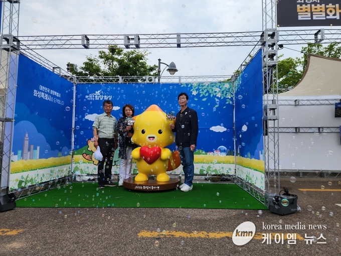정명근 화성시장이 시민들과 함께 기념촬영 하고있다.<br>
사진/김영진기자