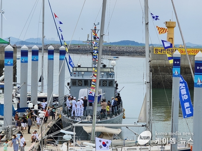 정명근 화성시장이 시민들과 군함에 승선하여 체험하며 소통하고있다.<br>
사진/김영진기자