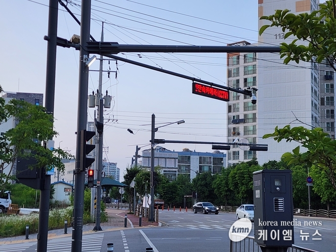 신호등밑에 안내 문구만 돌아가고 있음<br>
사진/김영진기자