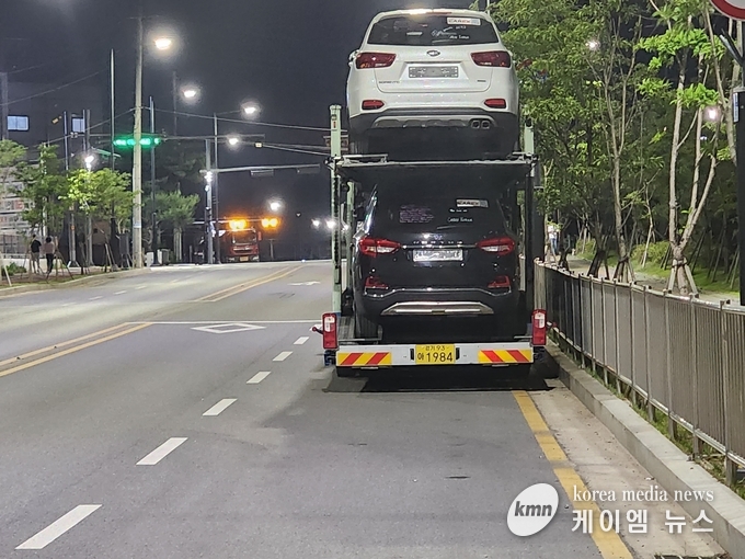 2차선 중 1차선을 막고 밤샘 주차하고 있는차량<br>
사진/김영진기자