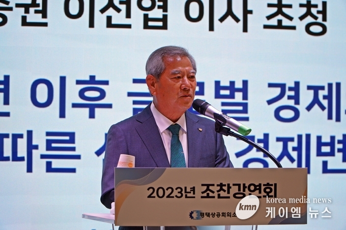 평택 상공회의소 이보영 회장이 인사를하고있다.<br>
사진/ 평택상공회의소제공