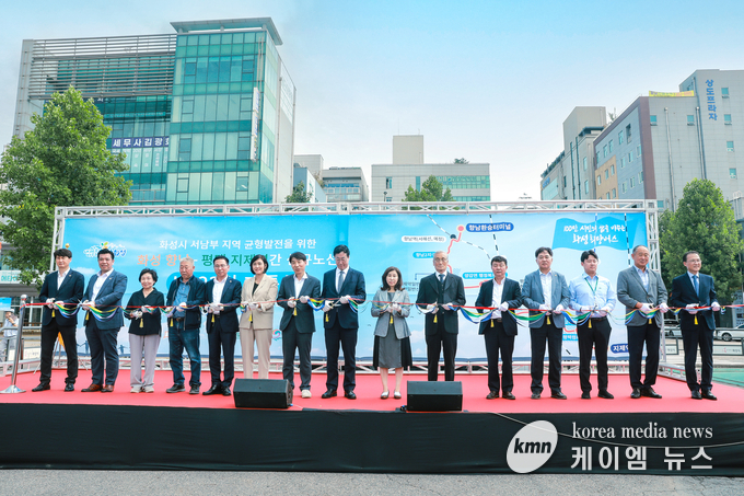 참석 내외빈이 테이프 커팅식을 진행 중이다.<br>
사진/화성시의회 제공