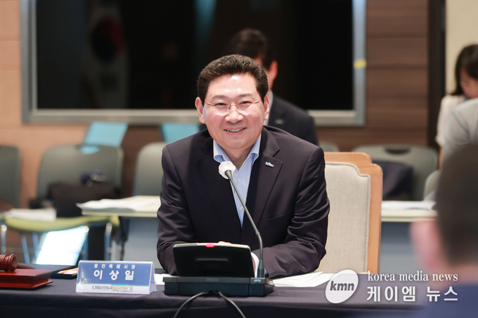 이상일 용인특례시장이 5일 경기도 고양시 킨텍스에서 열린 특례시시장협의회 정기회의에서 인사말을 하고 있다. 사진/ 용인 특례시청 제공