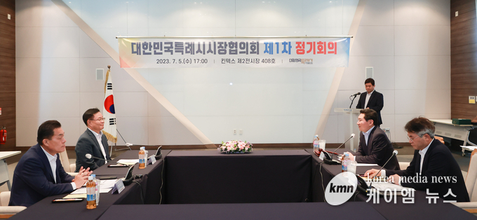 이상일 용인특례시장이 5일 경기도 고양시 킨텍스에서 열린 특례시시장협의회 정기회의에서 특례시장들과 특례시 특별법 제정 촉구 등을 논의했다.사진/용인 특례시청 제공