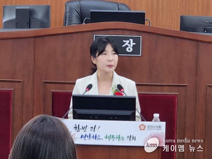 개원 1주년 의정 성과 보고을 전예슬 의원이 하고있다.<br>
사진/김영진기자