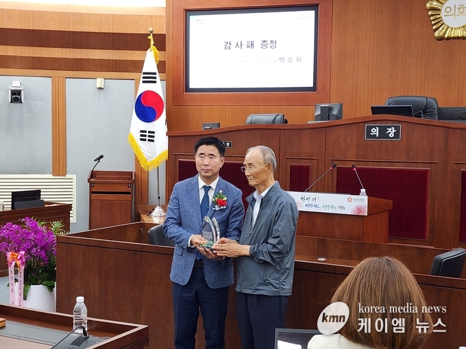 백승하 전 의장이 감사패를받고 기념촬영하고있다.<br>
사진/김영진기자