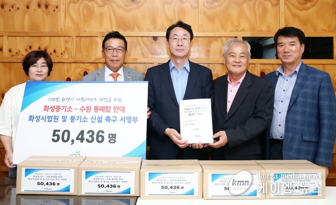 왼쪽부터 화성여성기업인협의회 이선옥 회장, 화성상공회의소 박성권 회장, 화성시장 정명근, 화성상공회의소 안상교 부회장, 화성상공회의소 사무처장 김낙주<br>
사진/화성시청 제공