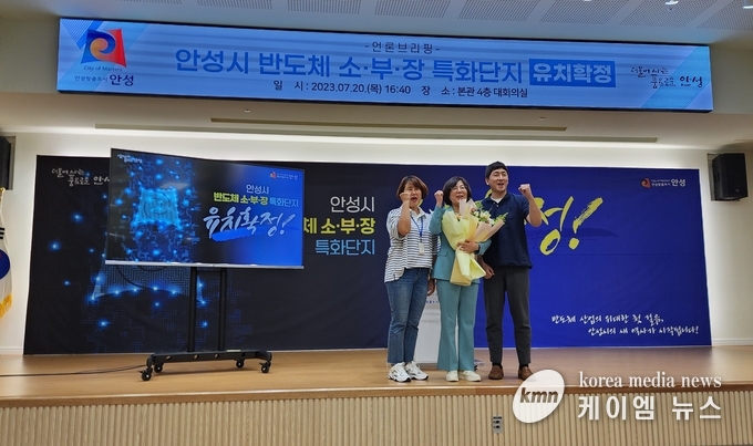사진 왼쪽부터 안성투데이 엄순옥기자, 김보라 안성시장, 안성신문박상연대표 사진/김영진기자