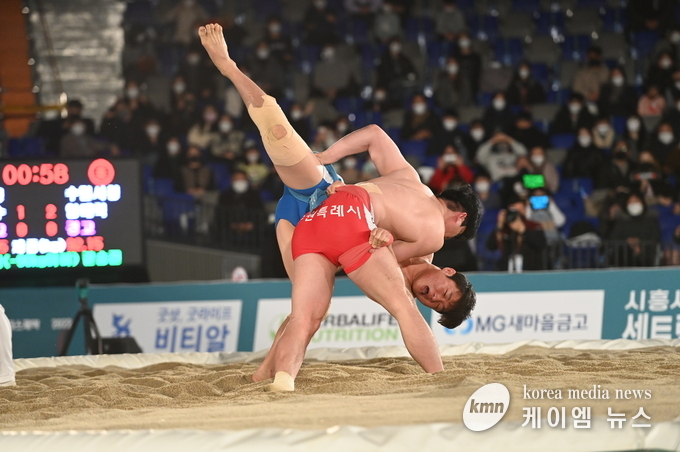 사진)수원에서 열린 2022 설날장사씨름대회 결승에서 경기를 하고 있는 임태혁 선수 모습.