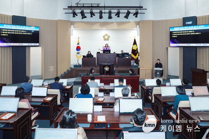 의사봉 타봉중인 김경희 의장