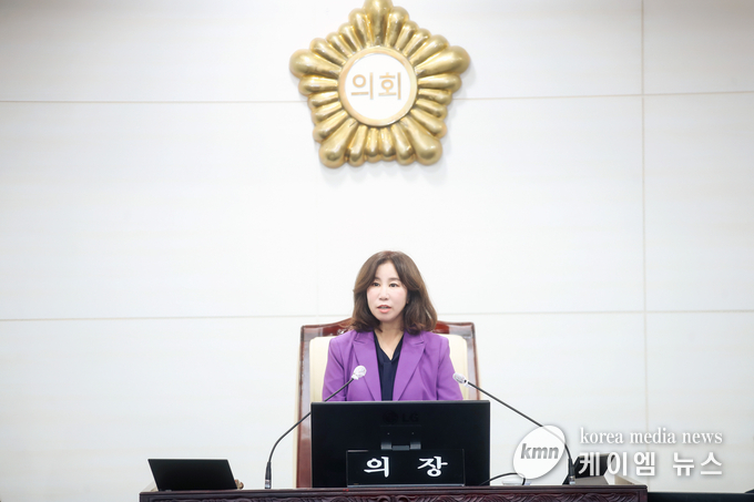 개회사 중인 김경희 의장 사진