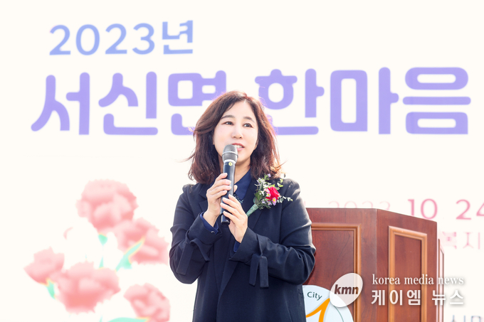 사진/ 축사중인 김경희 의장