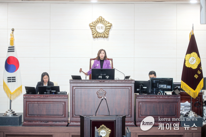 사진/의사봉을 타봉중인 화성시의회 김경희 의장