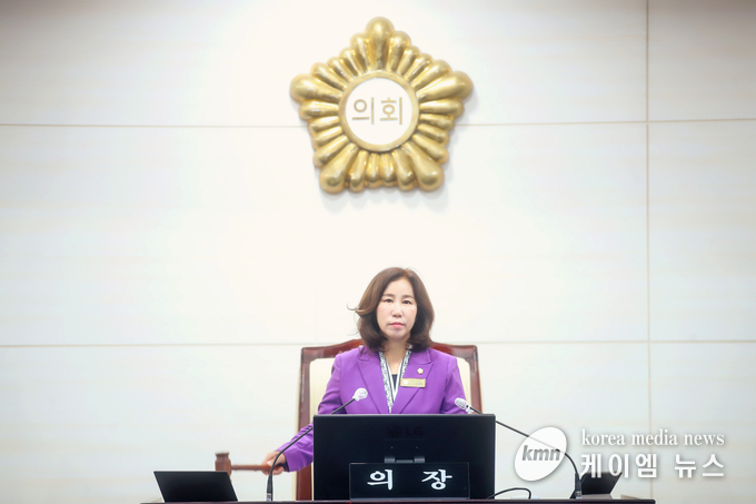 사진/타봉 중인 김경희 의장