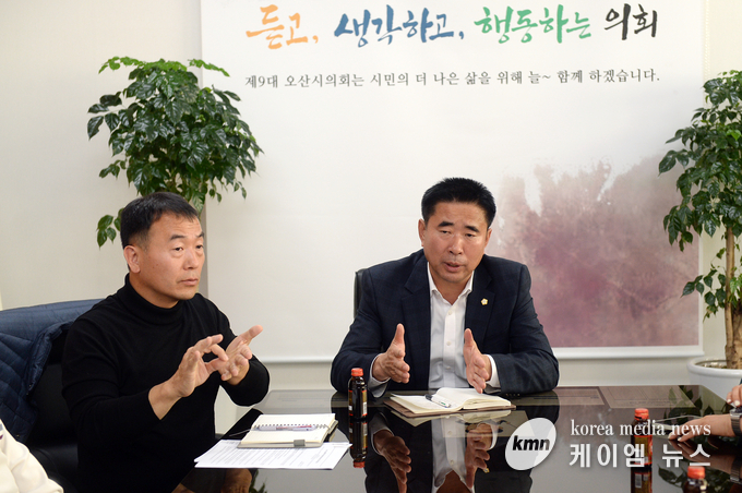 사진/ 간담회중인 성길용의장