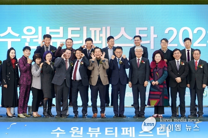 사진/이재준 시장(왼쪽 7번째), 김기정 수원특례시의회 의장(왼쪽 6번째) 등이 개막식에서 함께하고 있다.