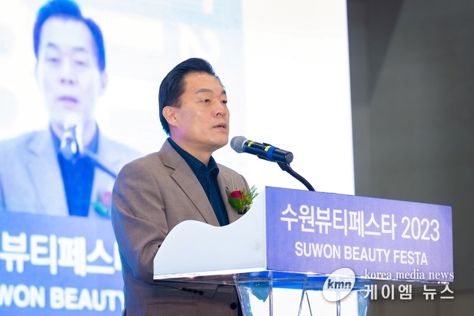 사진/이재준 수원시장이 개회사를 하고 있다.