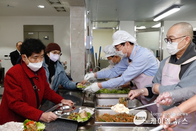 사진/배식봉사를 하고있는 정명근시장