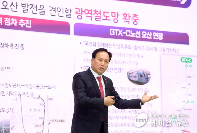 사진/백년동행 소통한마당에서 이권재 시장이 설명하고있다.