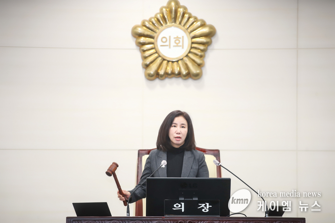 사진/ 제228회 임시회 1차 본회의 의사봉 타봉 하는 김경희 의장 모습
