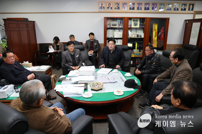 사진/방축산업단지 찬성 측 주민과의 간담회를 개최하고 의견을 청취하고 있다.