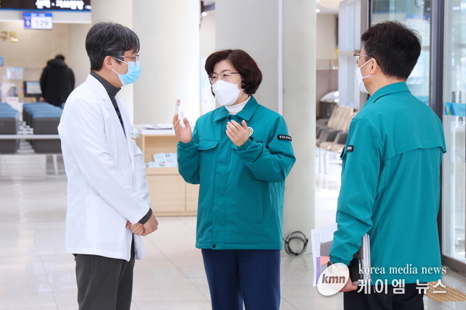 사진/김보라안성시장이 응급실 의료진을 찾아 애로사항을 청취하고 노고를 치하하고있다.