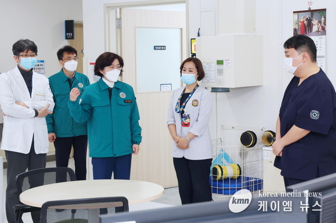 사진/김보라안성시장이 응급실 의료진을 찾아 애로사항을 청취하고 노고를 치하하고있다.