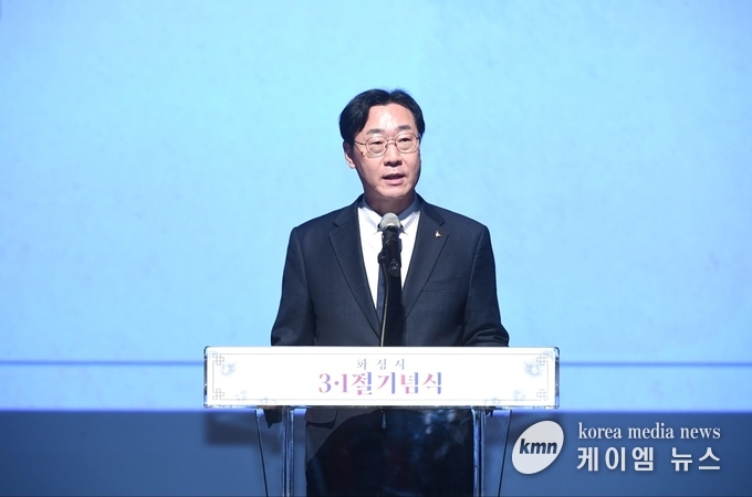 사진/ 정명근화성시장이 기념사를하고있다.