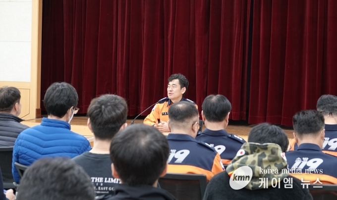 사진/ 배영환 서장이 전 직원을 대상으로 상반기 직장교육을 실시하고있다.