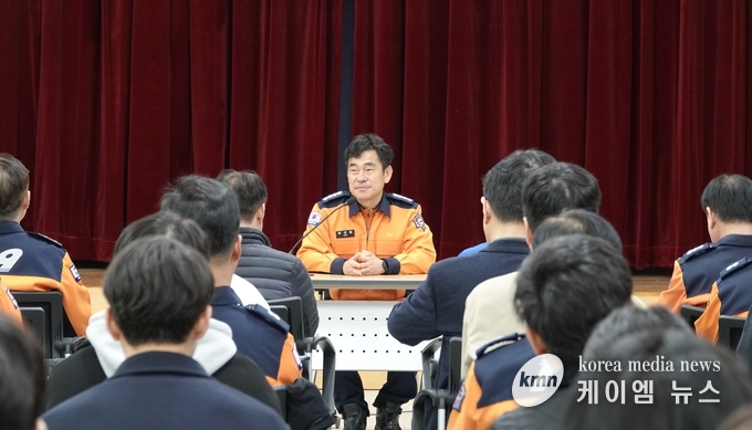 사진/ 배영환 서장이 전 직원을 대상으로 상반기 직장교육을 실시하고있다.