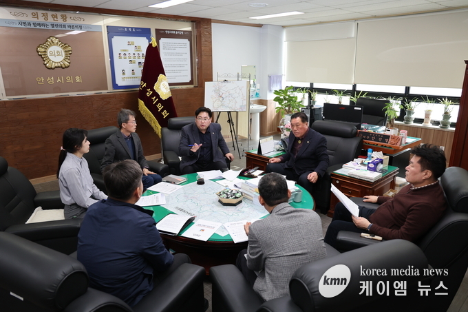 사진/ 안성시의회 의장 안정열 의원을 비롯하여 최호섭 의원, 이중섭 의원, 이상훈 전문위원, 이혜빈 정책지원관, 그리고 축산정책과의 이효석 상생축산팀장과 강석환 주무관이 회의를 진행하고있다.