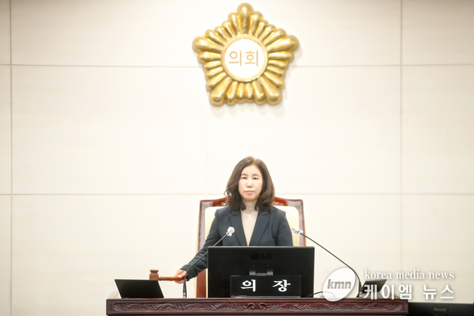 사진 /제229회 임시회 제1차 본회의 의사봉 타봉 하는 김경희 의장 모습
