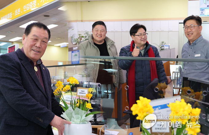 사진/안정열 의장과 최호섭 시의원이 토지 민원과를 방문하여 격려하고있다.