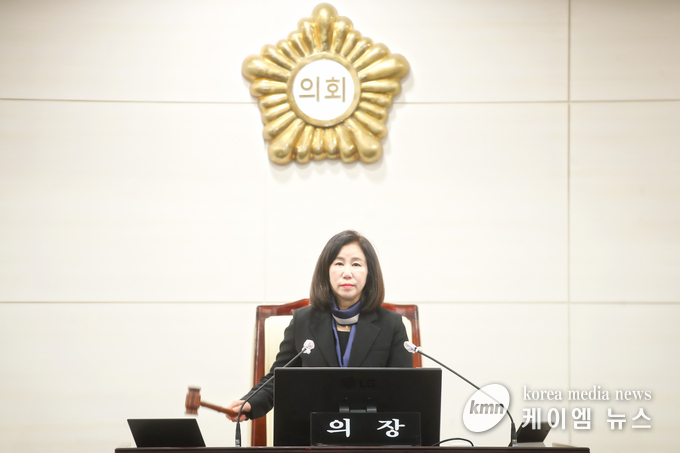 사진/제229회 임시회 제2차 본회의 의사봉 타봉 하는 김경희 의장 모습
