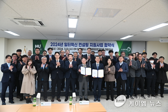 사진/협약식을 모두 마치고 단체사진을 찍고 있는 화성도시공사 임직원과 아이앤제이컨설팅 임직원 모습.(화성도시공사 제공)