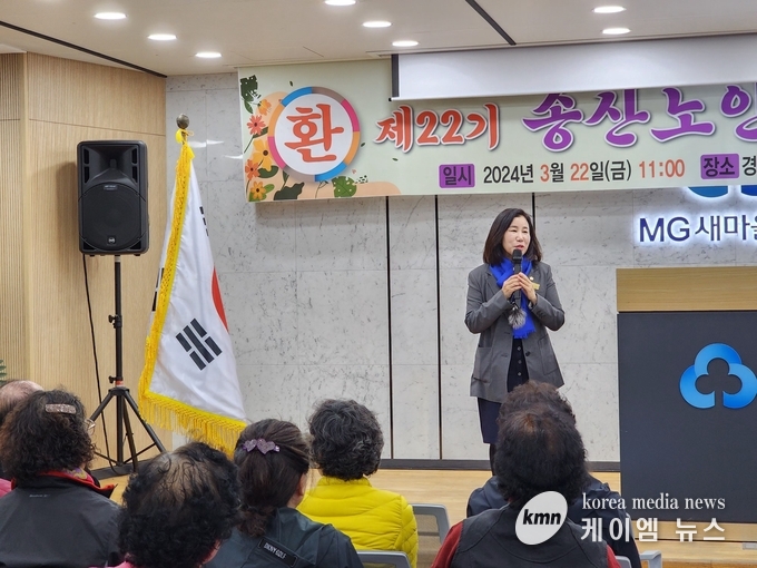 사진/.송산노인대학에서 축사하는 화성시의회 김경희 의장