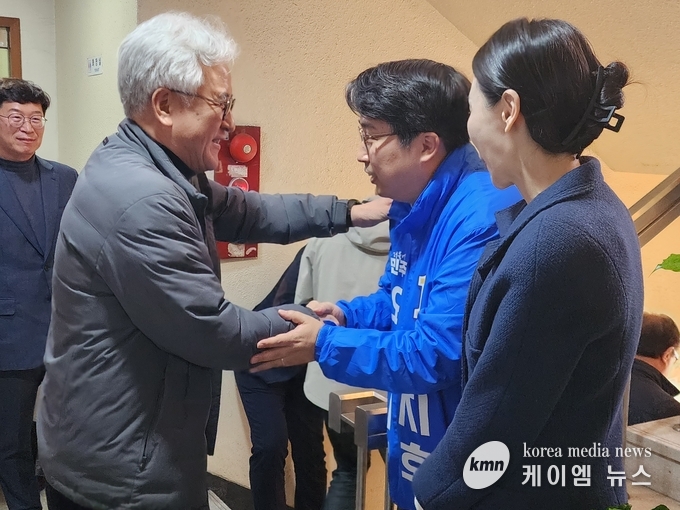 사진/개소식이 끝난후 차지호후보와 부인이 일일히 악수를하며 고마움을 표하고있다. 김영진기자