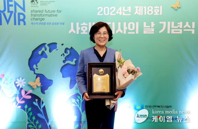사진/김보라 안성시장이 대상 수상 후 환하게 웃고있다.