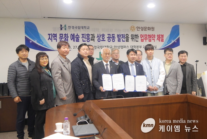 사진/협약식이후 단체사진을 찍고있다.