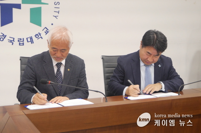 사진/박석규 원장과 이원희 총장이 서명하고있다.