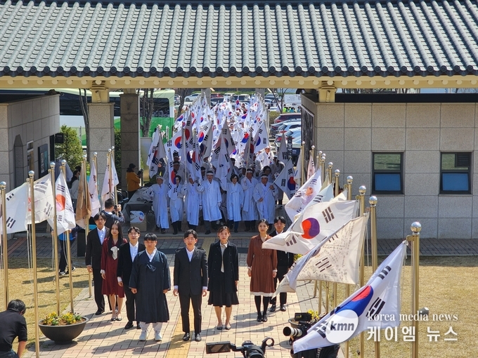 사진/만세 항쟁 재현 퍼포먼스를 하고있다.<김영진기자>