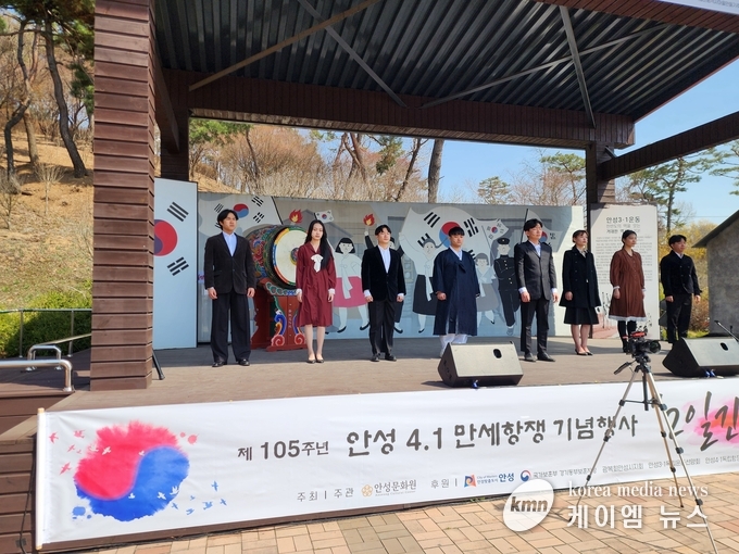 사진/만세 항쟁 재현 퍼포먼스를 하고있다.<김영진기자>