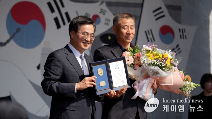 사진/광복회 이우석 유공자가 제105주년 안성4.1만세항쟁을 맞아 김동연 경기도지사로부터 표창을 수여받고 있다.<김영진기자>
