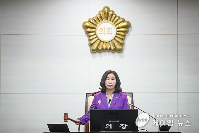 사진/김경희 의장이 제230회 임시회 제1차 본회의 산회를 선포하고있다. <화성시의회 제공>