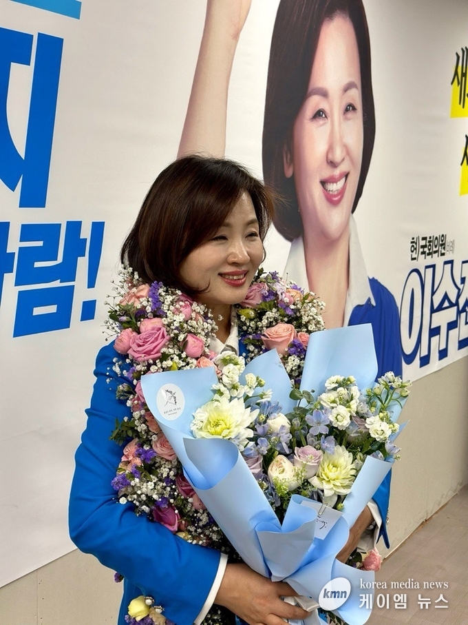 사진/이수진 당선인이 지지자들에게서 꽃다발을 받은 후 환하게 웃고있다.