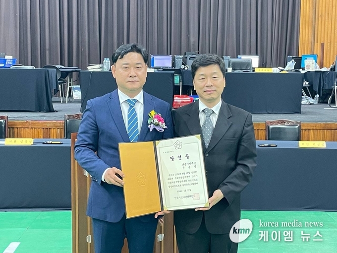 사진/당선증을 교부받은 윤종군 당선자