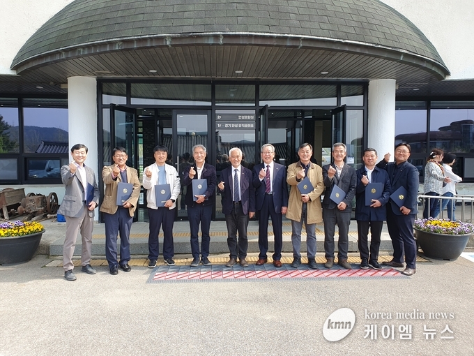 사진/: 4월 11일 안성학연구소 개소식에 참여한 위원들이 박석규 원장과 함께 기념촬영을 하고 있다. <출처=안성문화원>