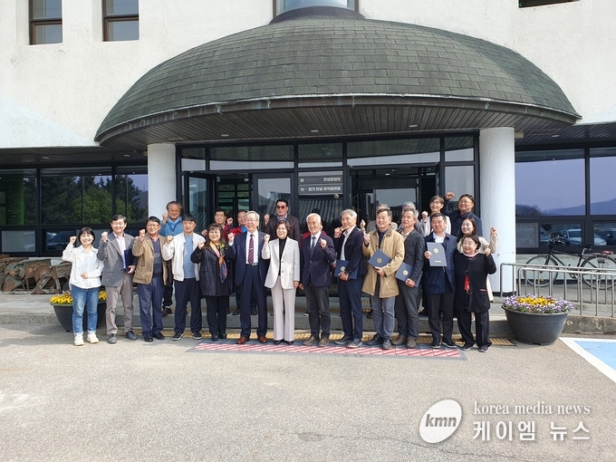 사진/4월 11일 안성학연구소 개소식에 참석한 박석규 원장, 김보라 시장, 임상철 소장 등 관계자들이 현판식을 하고 있다. <출처=안성문화원>