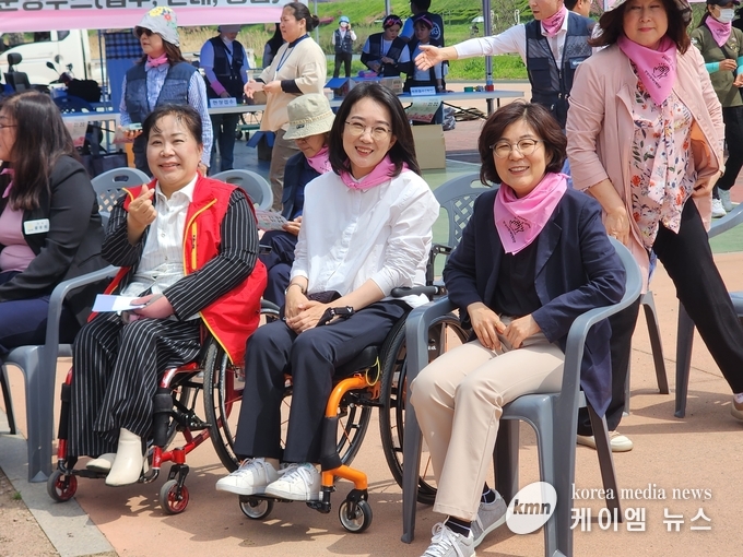 사진/김보라 안성시장(오른쪽)최혜영 국회의원(가운데)정토근 안성시의회 부의장(왼쪽)<김영진기자>
